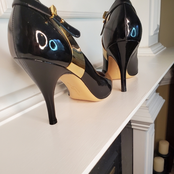 SALVATORE FERRAGAMO BLACK PATENT LEATHER PUMPS